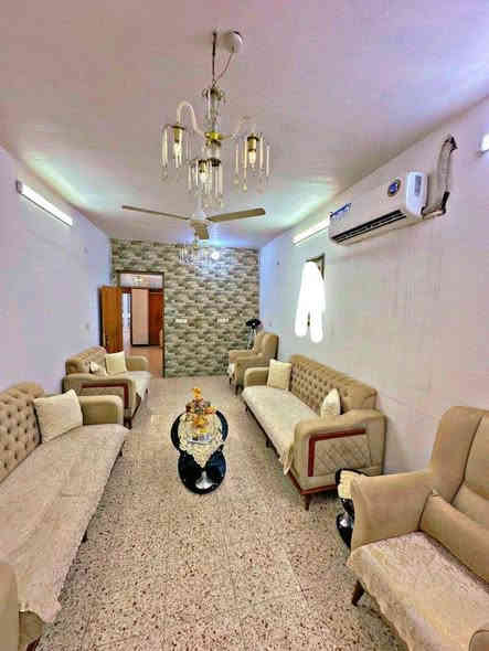 السلام عليكم  اني عدي بيت
 بغداد الغزاليه الهياكل 
مساحته 150متر
اثنين غرف جوه واستقبال ومطبخ
الفوك درج خارجي
بس بنص الطارمه مال البيت
السعر 355وبيه مجال لشراي 
***********
