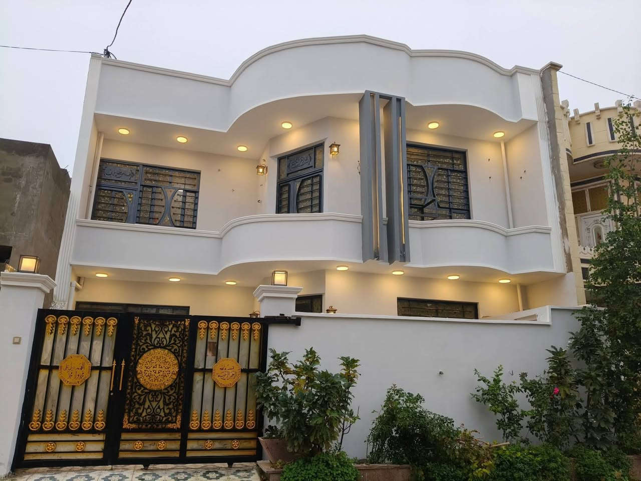 🏡 بيت طابقين للبيع ـــ تقاطع القدس (حي الربيع )
بيت حديث مع تصميم فخم ( البيت يرهم للسكن العائلي او استثمار)
•طابو زراعي سند ٢٥ 
مساحة البيت ١٥٠ (الوجه 10 , النزال 15)
الطابق الاول يتكون من :
•غرفتين نوم ،صالة ،استقبال،مطبخ ، حمام 
سقوف مغربية أنيقة
سيراميك للبيت بالكامل
سقوف جبس عازل
الطابق الثاني : ثلاث غرف نوم + مطبخ +صالة +حمام كامل .
الموقع مميز جداً: يبعد 50 متر فقط عن كلية بلاد الرافدين الجامعة قريب من مطاعم راقية ومواصلات متوفرة.
ملاحظة البيت نظيف وما يحتاج أي صرف إضافي .
📞 للتواصل :
يتوفر واتساب أيضاً 
‏‪0771 956 3622‬‏
