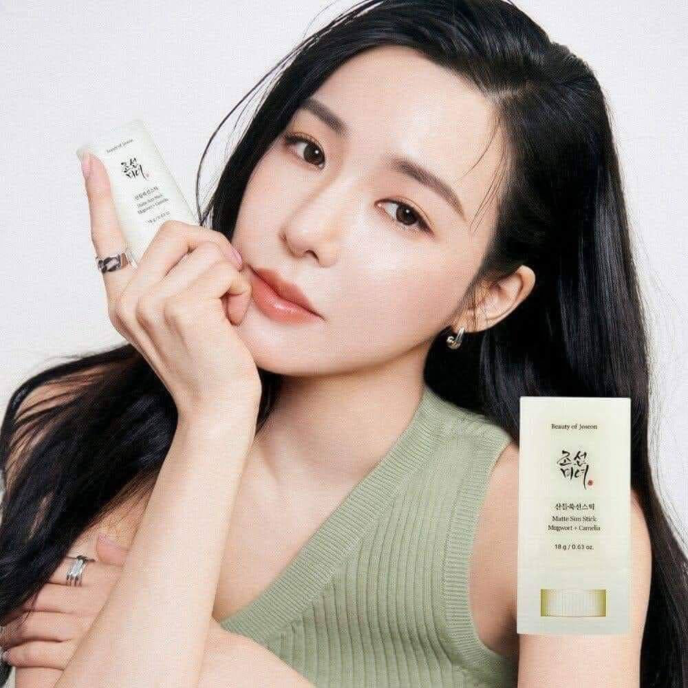 واقي شمس ستك من بيوتي اوف جوسون الكورية 🇰🇷🇰🇷
✅Beauty of Joseon

واقي شمسي شكل ستيك، بدون لمعة ، يمكن وضعه بسلاسة، يمكن إعادة وضعه فوق المكياج. يحتوي على مسحوق السيليكا الذي يتحكم في الدهون لتنظيم إنتاج الزيت. بالإضافة إلى ذلك، فهو مليء بمستخلصات الشاي الأخضر، مما يساهم في الحصول على ملمس ناعم للبشرة مع الحفاظ على ترطيبها.

✔️يوفر عصا الشمس المبتكرة هذه حماية واسعة الطيف ضد أشعة UVA و UVB الضارة مع توفير لمسة نهائية ناعمة. مع الخصائص المغذية لعشبة الموجورت والكاميليا ، ستبقى بشرتك محمية ر أو تتعرق أو تمسح وجهك.

✔️خالي من الكحول و العطور.

✔️واقي شمس ستك من بيوتي اوف جوسون .

✔️صُنع كريم الشمس غير اللامع وغير الدهني هذا بأستخدام مسحوق السيليكا للتحكم في إفراز الدهون على بشرتك وخلق إحساس ناعم ومرن .

✔️بالإضافة إلى ذلك استخدامه عملي ويمكن مسحه مباشرة على البشرة دون الحاجة لاي جهد مما يجعله خيارًا رائعًا لأي شخص .
ويمتاز بالفائدة الإضافية المتمثلة في تنظيم التحكم في الدهون مما يسمح لمكياجك بالبقاء طوال اليوم .

بلد التصنيع: كوريا🇰🇷🇰🇷
السعر خاص
🚘يوجد خدمة توصيل لجميع محافظات العراق ٤ الاف🚘


**إذا كنت صاحب هذا الإعلان وتريد حذفه لأي سبب، رجاءا أرسل رسالة إلى الدعم الفني**