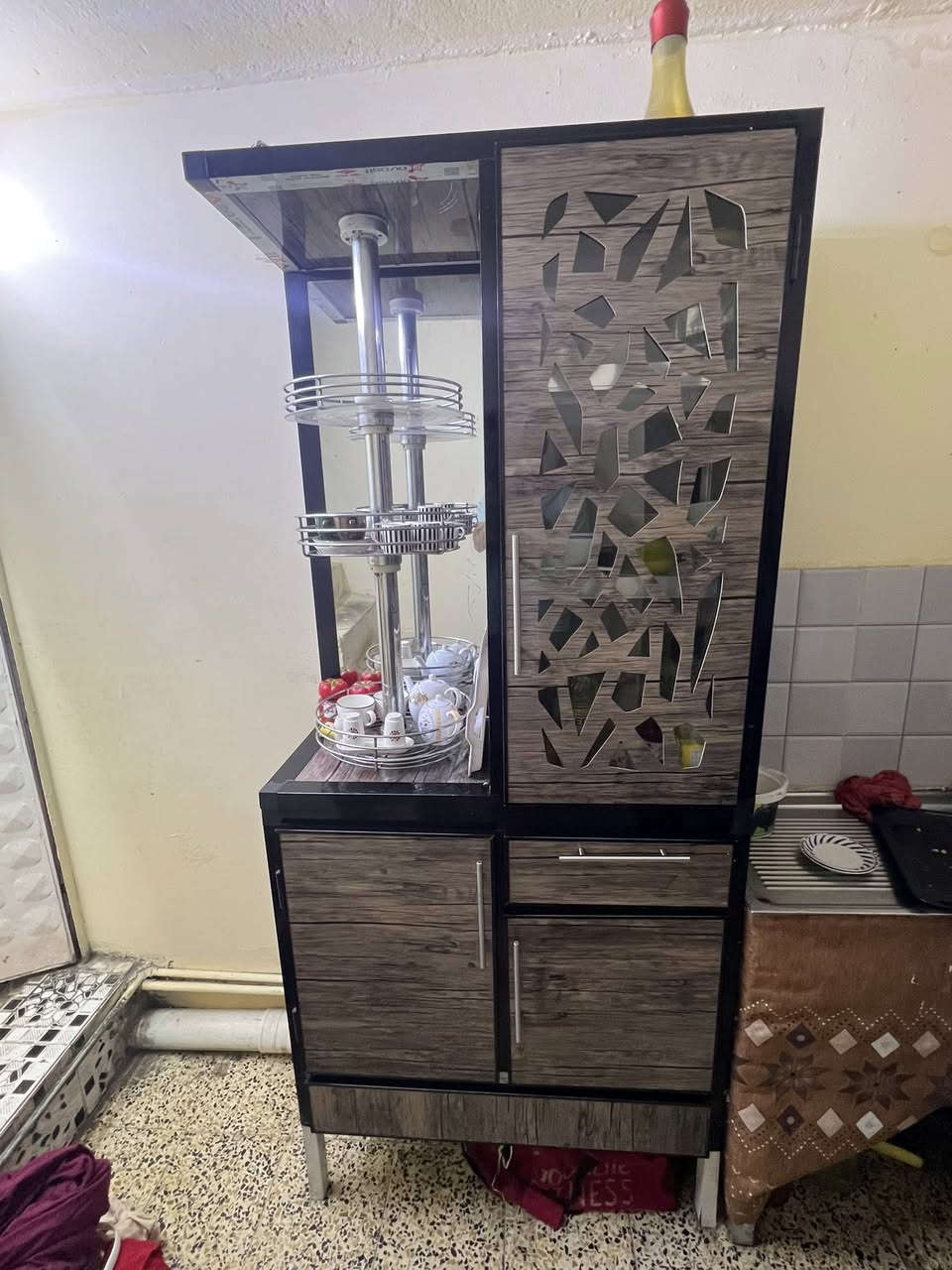 السلام عليكم كاونتر وطباخ لبيع 
الطباخ 150 
والكاونتر 150 تفصال مو سوكي
المكان بغداد الجديده 
***********
