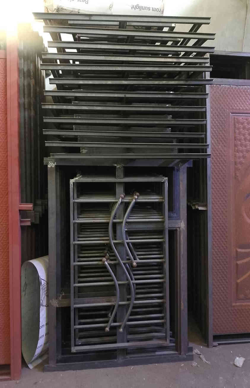 باب حوش ودرج وابواب غرفة وشبابيك للبيع الموصل صناعة الكرامة حي الكرامة
***********  /  ***********
