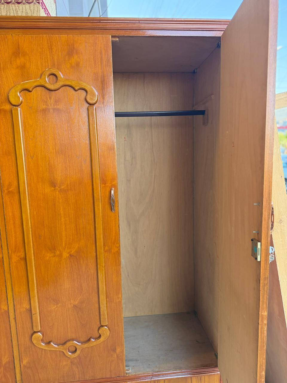 _للبيع💪
السلام عليكم🫡
عرض خاص ومغري بس 250 الف قفل 🔒
توفر لدينا من جديد كنتور 5ابواب  شغل درجه اولى🌿 5ملم توصي نقش  شرط نظافه 💯💯
للاستفسار وتساب *********** مباشر🆕 ***********🆕
ومستعدون لشراء الغرف النوم المستعمله و الكناتير ✅
