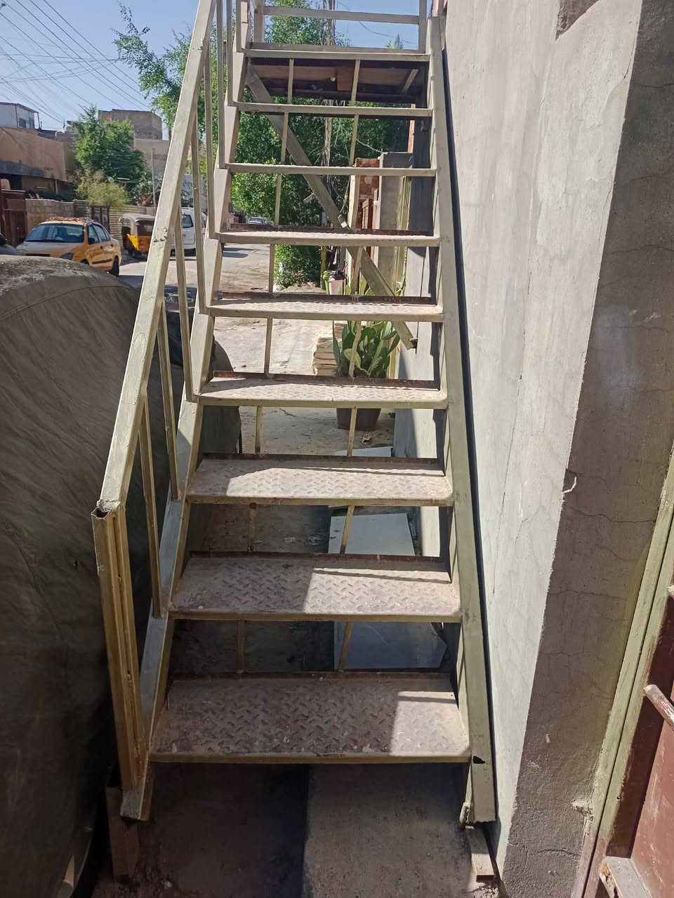 السلام عليكم بيت 120متر طابق ثاني يحتوي على غرفتين وحواي وكلدور ومطبخ من ضمن الحولي وصحيات كامل فول جديد موقع البيت حي الجهاد منطقة الفين قرب افران والمولده استفسار ***********و***********متواجد وات ساب
