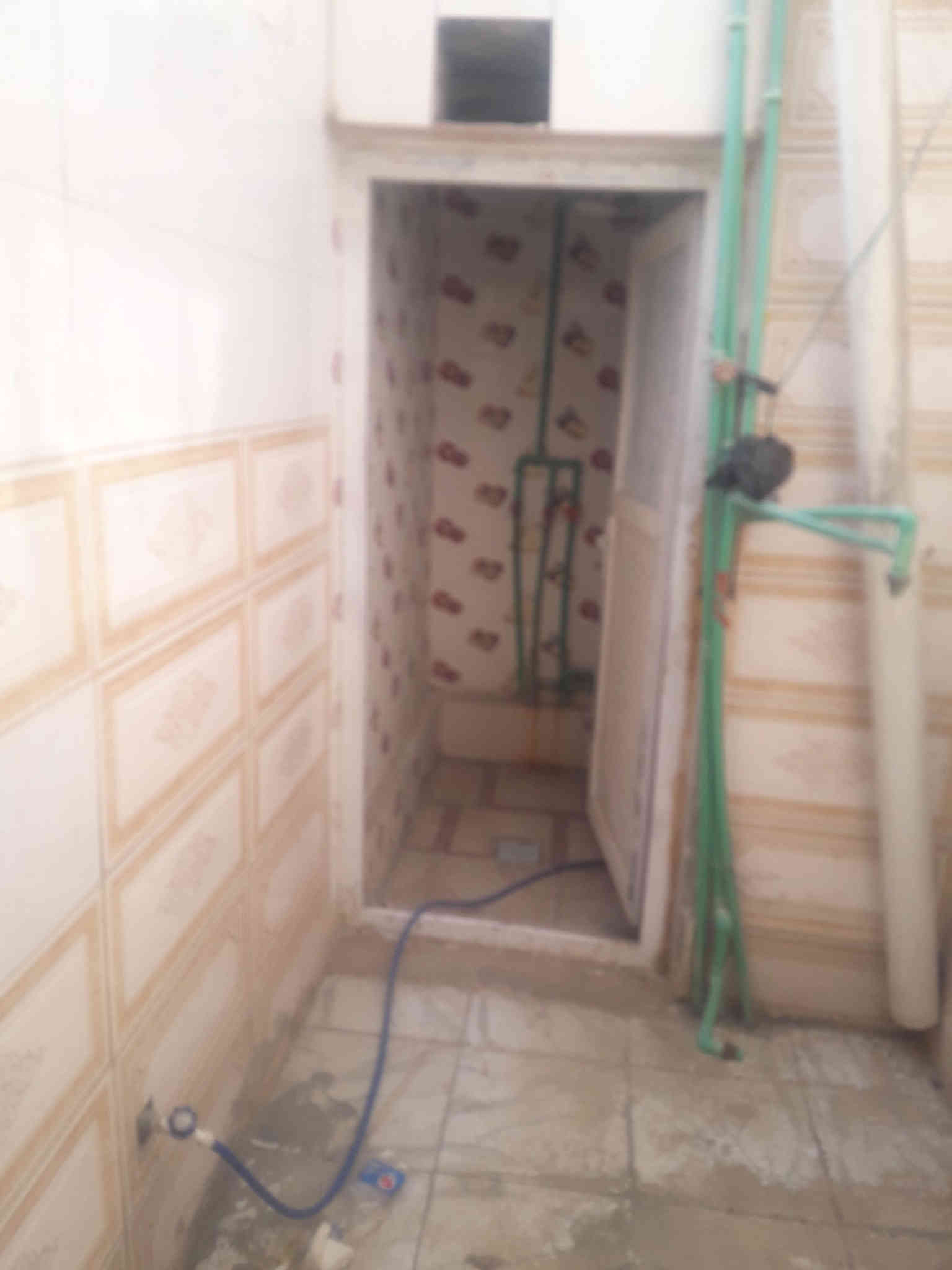 ١٠٠متر طابو زراعي مرقمه استقبال ٥و٤٠س في ٣ ومطبخ ٦في ٣وربع وصاله ٦في ٣وربع وغرفه ٤في ٤ حمام وتواليت بلباب وحمام وتواليت بلاخير بناء ابلوك جيري وعكاده حديد بلجيكي وصطحه صب اشارع الارئيسي تبليط رايده ب ٣٠ وبيه مجال  ***********
