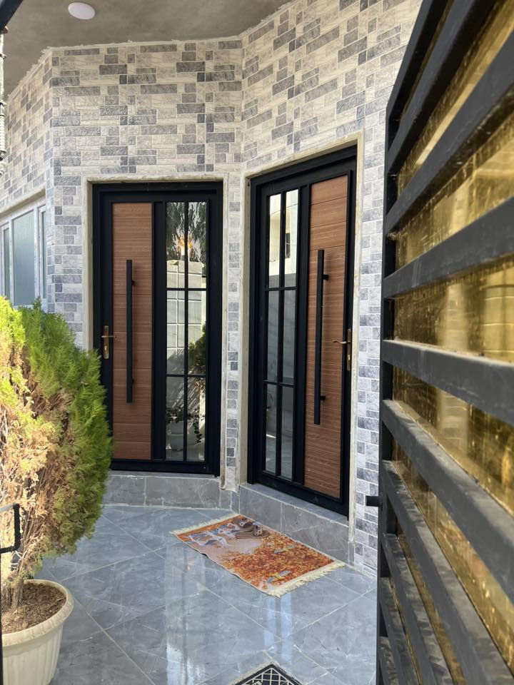 السلام عليكم 
العقار للبيع 
مدخل فلسطين ال ٩٥ جمعية الفلاحين ملك صرف 
قرار ٢٥ 
طابقين يتكون من ٦ غرف نوم وهول واستقبال ومطبخ 
ومناور عدد ٢ 
المساحة ١٣٠ متر الواجهة ١٠ أمتار 
البيت مؤثث بالكامل 
الطابق الثاني ماكامل 
أي استفسار الاتصال على الأرقام
***********
***********
