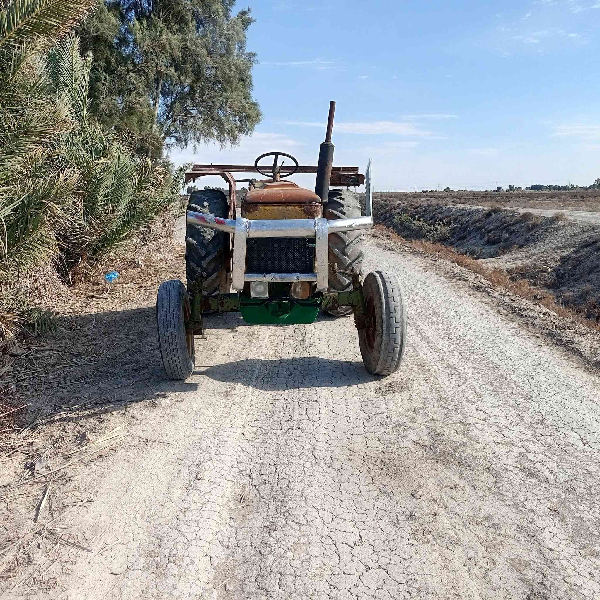 السلام عليكم للبيع موديل 1989مكينه خير من الله كير محرك اكسل جهاز رفع (هايدروليك) بم توني مجفته ***********
