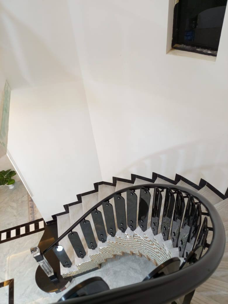 بيت للبيع طابقين 

العنوان الرمادي شارع40 خلف جامع الواثق 

مساحه 220متر 

طابو زراعي تحويل مباشر 

شارع 10متر 

بناء طابوك الطابقين 

محتويات الدار استقبال صاله حمامات داخليه وخارجيه كراج غرف نوم عدد 4

الاتصال ‏‪***********‬‏

عنوان المكتب خلف العاب السندباد
