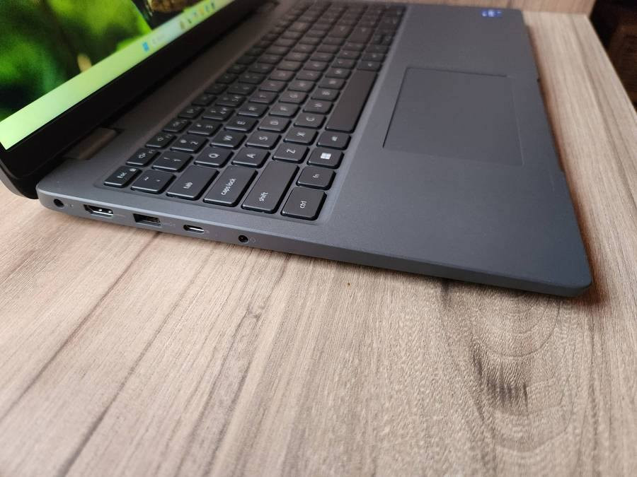 #جيل_13_Dell
💻 Dell Latitude 3540 

✔️ المعالج: Intel Core i5-1335U الجيل الثالث عشر
✔️ الرام: 16GB DDR4
✔️ التخزين: 256GB NVMe SSD قابل للتطوير

🎮 كرت الشاشة:
✔️ Intel Iris Xe Graphics مدمج – حجم مشترك 8GB
🖥️ الشاشة:
✔️ حجم 15.6 إنج
✔️ دقة 1920×1080 FHD

⌨️ الكيبورد: عربي وإنكليزي مضيء
🔌 الشاحن: شاحن Dell أصلي

🔹 الحالة: وارد اوربي غير مستعمل بالعراق (كالجديد) نظافة 95% فما فوق 
🔹 البطارية: بحالة جيدة(ضمان ساعه فما فوق)

■ ضمان(١) فحص وتشغيل امام المندوب 
■ ضمان(٢) استخدام اسبوعين اي خلل مصنعي يتم الاستبدال بنفس الموديل


**إذا كنت صاحب هذا الإعلان وتريد حذفه لأي سبب، رجاءا أرسل رسالة إلى الدعم الفني**