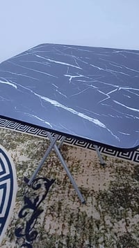 ميز و٤ كراسي • ٨ قفل