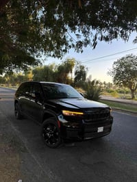 جراند شيروكي بلاك توب • ٢٠٢٣ • ٧ راكب