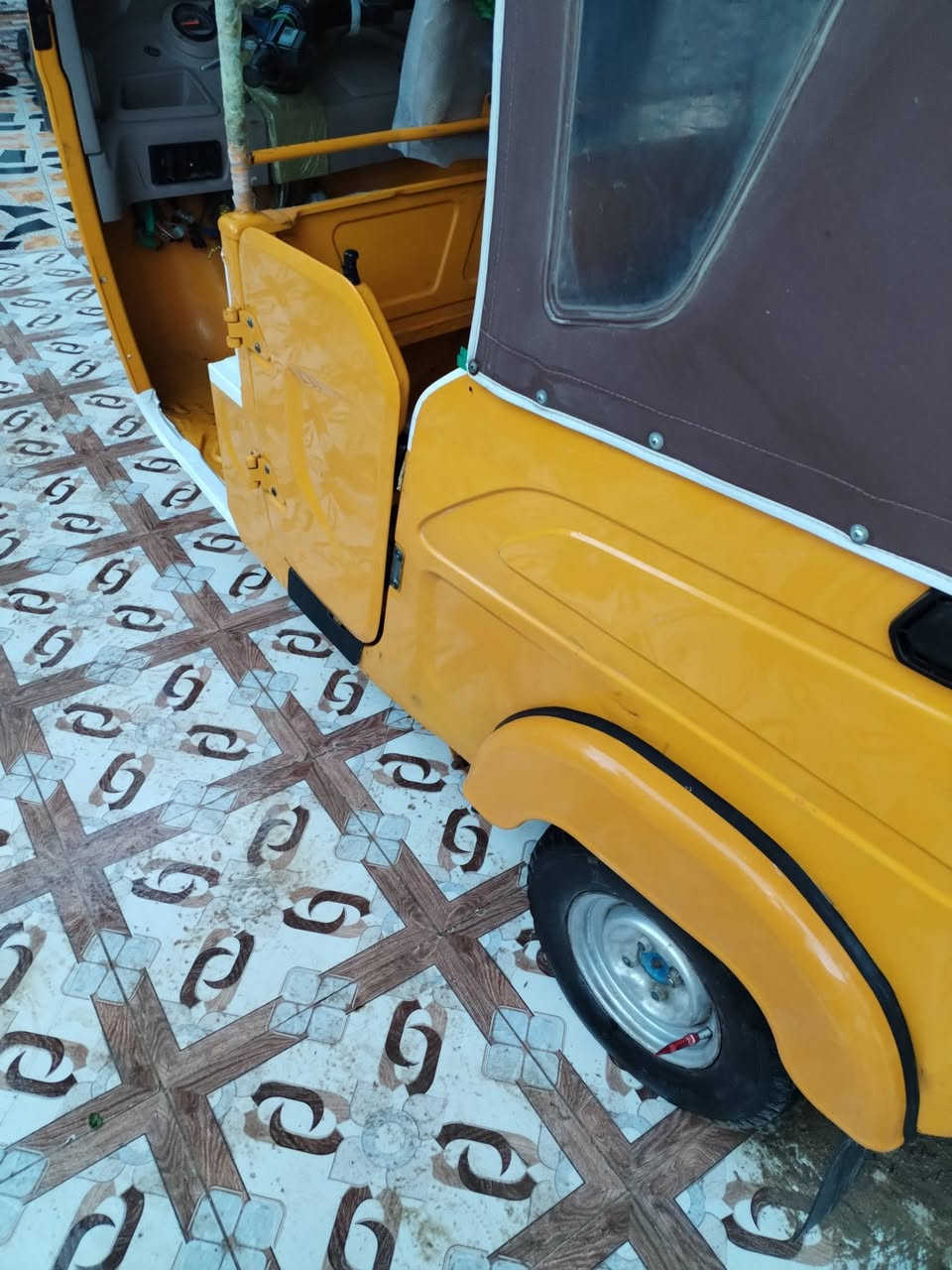 تكتك للبيع نظيفه كفاله عامه موديل 22 رقم ذي قار عنوان الناصرية السعر 9 و200 وبيها مجال رقم ***********
