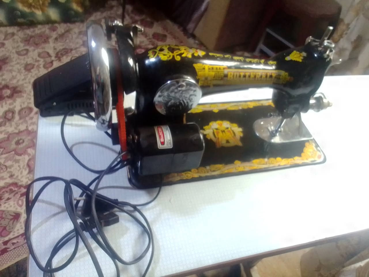 مكينة خياطه للبيع شغاله السعر  ٤٠  قفل قفل ***********
