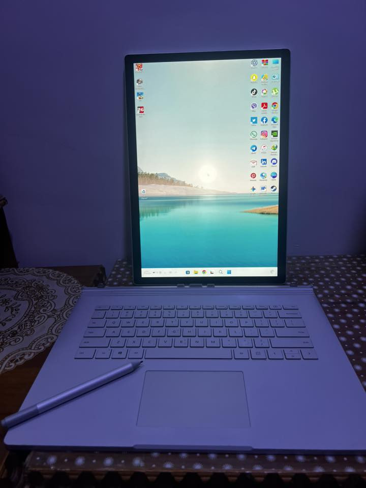 لابتوب للبيع مايكروسوفت surface book 2
المعالج Intel(R) Core(TM) i7-8650U CPU @ 1.90GHz
قوي من التصميم والالعاب
الرام 16 g
الهارد SSD (NVMe)  1Tb  
كارت شاشة خارجي Nvidia Geforce GTX 1060( 6كيكا)
 كارت شاشة داخلي Intel(R) UHD Graphics 620  ( 8 كيكا)
المجموع الكلي ( 14  كيكا)
الشاشة لمس 4k ومعاها قلم وممكن فصل الشاشة عن الكيبورد يعني يصير ايباد
ويجي دبل بطاريه يعني بطاريه بالشاشه وبطارية بالكيبورد
حجم الشاشة 15.4
كيبورد ضوئي عربي انكليزي  
نضيف جدا 
ويجي معاها ادبتر نوعيه راقيه خاص بهاي النوعية من اللابتوبات مواصفات الادبتر بيه كل المنافذ الي تحتاجها حتى منفذ ميموري اضافه الى انه تجي مع الادبتر شاحنه تشغل الادبتر وبنفس الرقت هي شاحنه للابتوب تكدر تشغلهن بان واحد.
ملاحظة بسيطة بيه البطارية الي بالكيبورد شويه تعبانه اطول من 30 الى 45 دقيقة ولكن اذا فصلت الشاشة عن الكيبورد تستخدم الابتوب لمس بشكل طبيعي لان بطارية الشاشة جيدة جداً .
مكاني الموصل 
واتساب ***********
السعر 750 الف بي مجال
