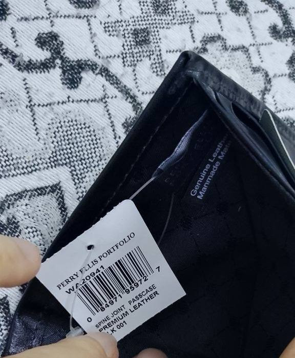 محفظة Perry Ellis أصلية (جلد طبيعي Premium) مستوردة من لندن 🏴󠁧󠁢󠁥󠁮󠁧󠁿
يا الله.. للبيع محفظة رجالية راقية جداً من ماركة Perry Ellis العالمية، بضاعة لندن (UK) وجديدة تماماً بالليبل مالتها (Brand New with Tags).

المواصفات:

الخامة: جلد طبيعي 100% (Premium Leather) ملمس ناعم وشكل فخم جداً.

المنشأ: مستوردة من بريطانيا (لندن) والصناعة هندية (Made in India) حسب مواصفات السوق الأوروبي.

التصميم: موديل Passcase (تحتوي على جيب إضافي شفاف للهوية أو الصور) مع تقسيمات كافية للكارتات والفلوس.

الحالة: جديدة ب ليبلها، تصلح تكون هدية درجة أولى لمناسبة خاصة.

السعر: 80,000 دينار عراقي (وقابل للتفاوض البسيط للطيبين).

المكان: بغداد (اليرموك).
التوصيل: متوفر توصيل لكل مناطق بغداد والمحافظات.

للاستفسار أو الشراء، يرجى المراسلة على الخاص.


**إذا كنت صاحب هذا الإعلان وتريد حذفه لأي سبب، رجاءا أرسل رسالة إلى الدعم الفني**