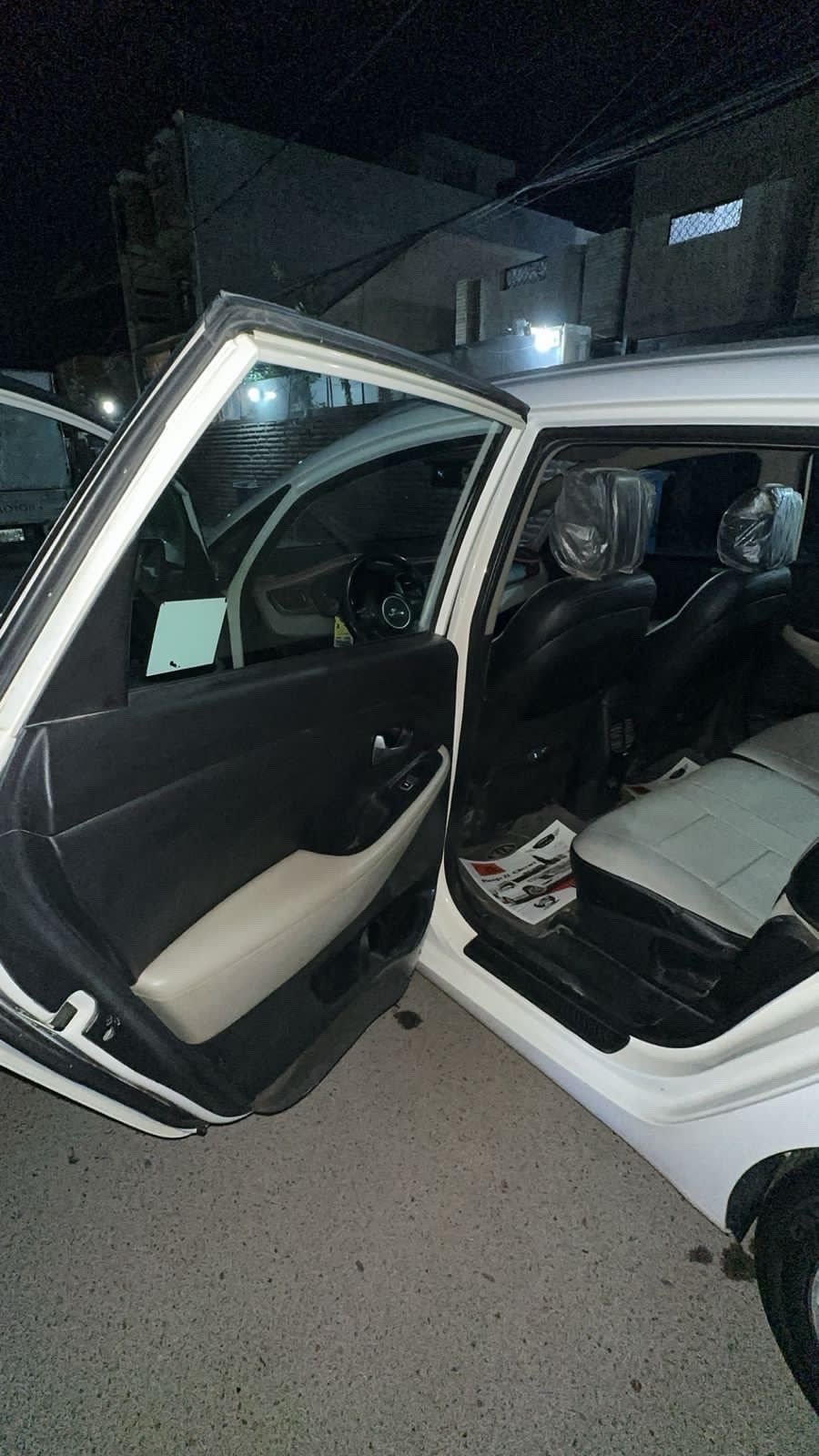 كيا كارنز / 2016 خليجي 
رقم بغداد 
مكينة 2000 دوش 
كشنات جلد 
‎3 انظمة قيادة 
‎7 راكب 
بيها بارد بلجاملغ الايمن والباقي مكفول ع سونار 
سيارة جاهزة مال جناي 
سونار مرفوق بلصور 
سعر (145) 
عنوان : بغداد - الدورة 