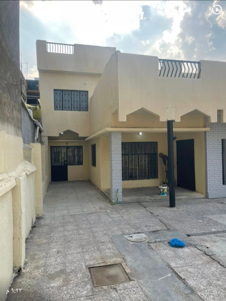 #أنسب دار إيجار من حيث الموقع والمساحة يصلح للنشاطات التجارية فقط
#بمساحة 400 م 
#الموقع مربع الأربعمائة مجاور التجاري 
فرصة لا تعوض يخدم أي نشاط تجاري 
 🏢 مكتب 🏥 عيادة  🛍️ معهد دروس خصوصية طلبة 👩 مركز تجميل أو غيرها 
#كراج يسع 4 سيارات 
#للإسـتفســـــــــار_أكثر 
#الأتصال او مراسلة الصفحة 
***********📞  
مكتب الأمين شارع الأمن
