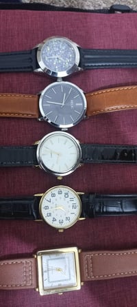 ساعات قديمه سعر القطعه 30 يوجد توصيل  07760044080