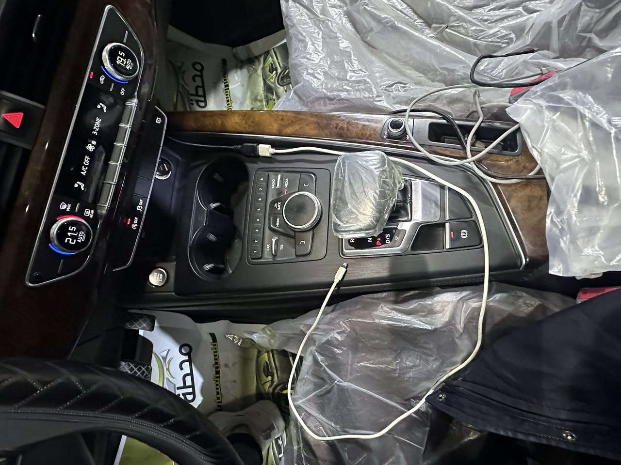 سلام عليكم اودي A4 Sline للبيع امو مراوس بكولف gti او جيتا موديل حديث زنون عالي ناصي راقي جدا 
مواصفاتها 
محرك 1400 تيربو 
حساسات خلفيه مع كاميرا خلفيه دوراة 
شاشه تدعم ابل كار بلي مع اندرويد اوتو ويجي قليل هذا نظام باودي 
بيها جاملغ خلفي الايسر صبغ فقد بدون معجون مع جاملغ الامامي الايمن بي تعديل جدا بسيط تجي تفص بعينك وتشوف 
كير 
محرك حدادية امامي خلفي كلها جديدة ولوك بدون نقص 
كهربائياتها بلاديه ماملعوب بيها 
سعرها 155  
للاتصال ***********
