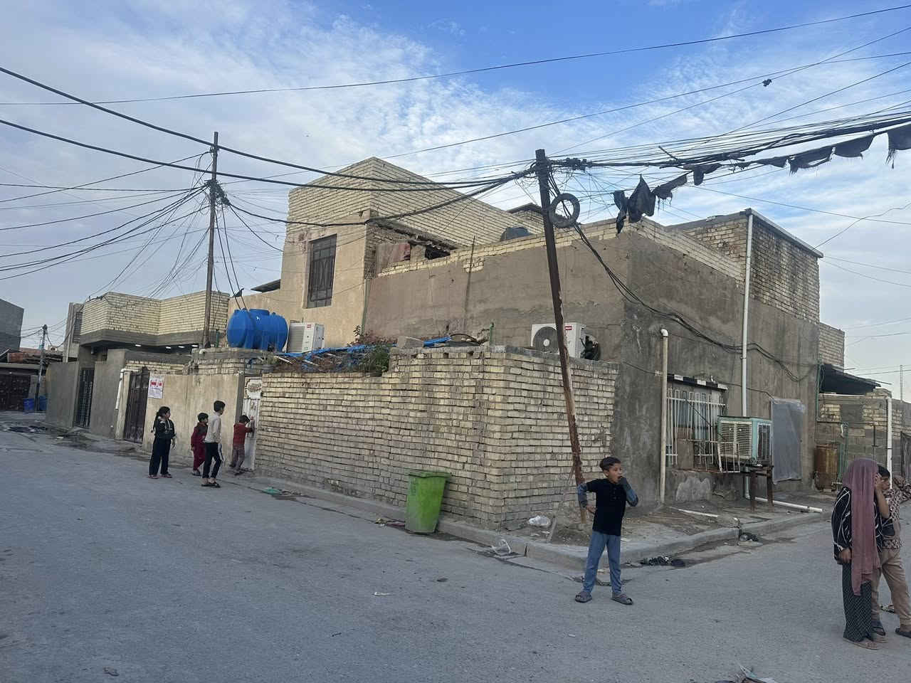 السلام عليكم
دار للبيع …

منطقة البلديات
حي الأمير /زراعي سند 25 
خلف الضباط 
المساحة الأصلية 80م  عرض 7.5 طول 10.5 واقع حال 90متر
يتكون الدار من استقبال +3غرف نوم +3حمامات +مطبخ +وطرمة 
للاستفسار الاتصال بالرقم ***********
