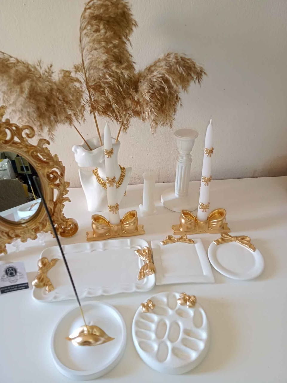 Ensemble pour coiffeuse :  plateaux porte accessoires, bougeoirs, bougies parfumées,porte bague,porte anbar avec grand miroir style vintage 27/18cm, disponible en blanc et doré,les autres couleurs sur commande et livraison disponible الجزائر, بئر مراد رايس


**إذا كنت صاحب هذا الإعلان وتريد حذفه لأي سبب، رجاءا أرسل رسالة إلى الدعم الفني**