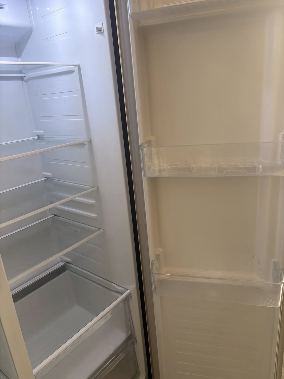 مرحبا 
ثلاجة ومجمده للبيع 
عاموديه بابين 
نوع هايسنس جديده صار شهر من اخذتها بس محتاجة داريد أبيعها 
اخذتها بمليون وربع 
عارضتها بمليون وبيها مجال 
*********** 
غزاليه
