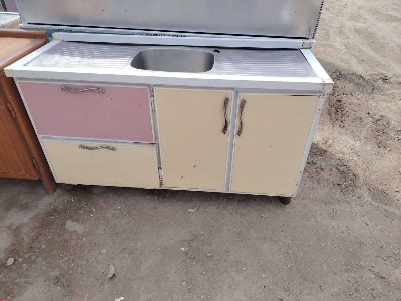 كونترات لبيع كلمن وسعره مكان حله ورديه خارج قرب مستشفى الكفيل وهذه رقمي *********** بيه وتساب ويرهمن مراوس وشتري جميع لكاونترات حتلو مكسر مكيفات سبالت عطلانه شتري
