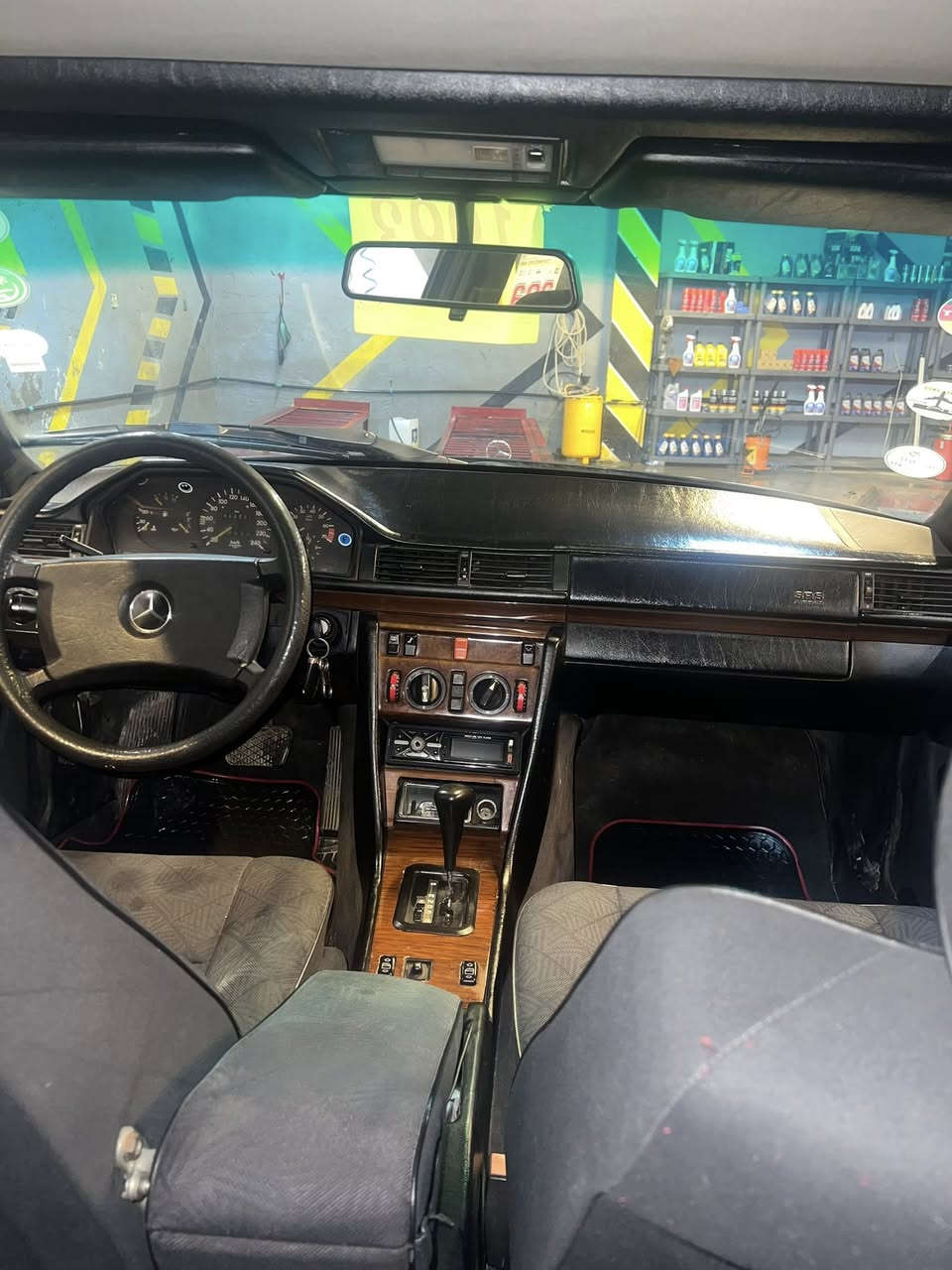 مارسيدس دب للبيع بلادي محرك وكير بلادي موديل 1993 رقم شمالي دهوك بدون اي نقص جاهزه للاخير بدون اي ضربه او معجون او ضرر صبغ عام جماليه فقط تخم تايرات جدد تدفئه تبريد كله شغال كل كهربائياتيها شغاله كله على وضع الشركة جديده بمعنى الكلمه مكانها ديالى بعقوبه السعر 60 وبيها مجال حك الجيه للاستفسار الاتصال على الرقم ***********
