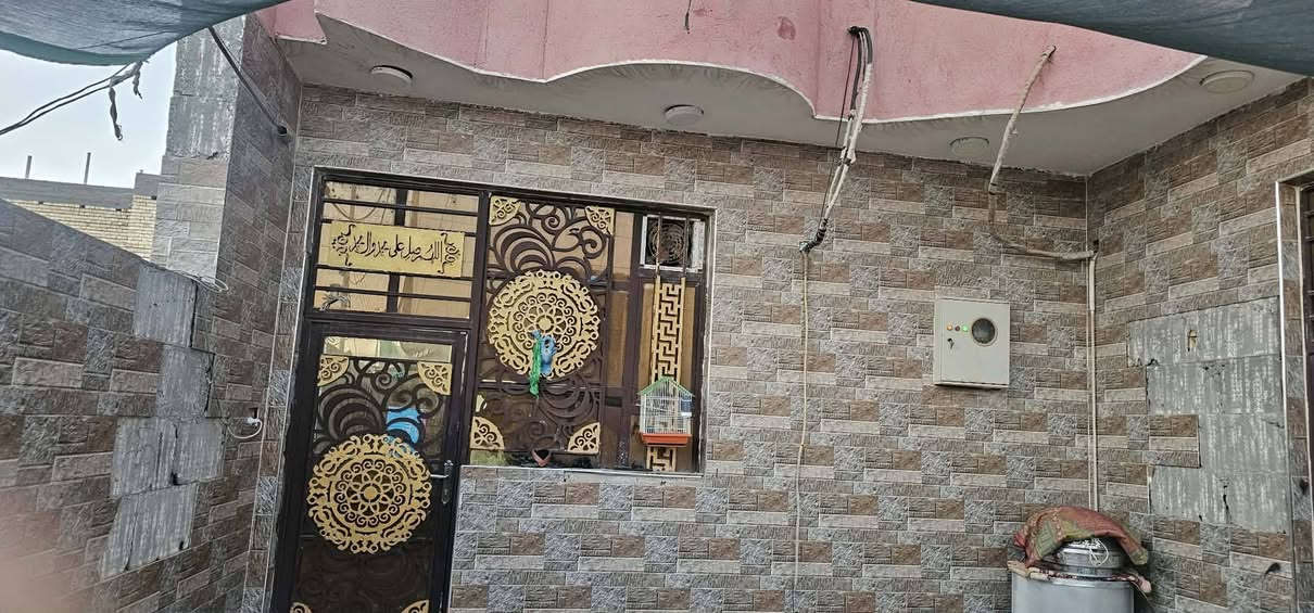 بيت مساحه 200بضهر محطة عبدالحسن ملاغي مباشرة مشمول بتطويب وبيه معامله يتكون من غرفتين وصاله واستقبال ومطبخ مفتوح عل صاله حمام داخلي ومنور صحيات خارجيه كارج سياره جبير رباط راظي وطابوك القلعه صب السقف السطح شتايكر ارظيه بورسلين تركي ازارات هندي بيت جديد بناء الاستفسار الاتصال عله الرقم ***********  خالد العبودي
