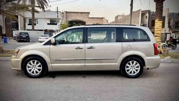 السلام عليكم 
كلايسلر تاون كانتري للبيع 2014 
رقم بغداد بأسمي 
المواصفات 
رادار جانبي 
ابواب كهرباء
جنطه كهرباء 
كشنات كهرباء 
فول كهرباء 
كشنات منفصل 
السياره شادلهه منضومه غاز 
حادثهه جاملغ وبنيد امريكا وبيهه جاملغ خلفي هنا بالعراق 
صور الحادث موجوده بالمنشور 
ماشيه 122 
السياره نضيفه ومابيهه اي نقص 
السعر 153 وبيهه مجال 
مكان السياره بغداد السيديه او حي الجهاد 
للاستفسار الاتصال على الرقم 
***********
مكلف بالنشر
