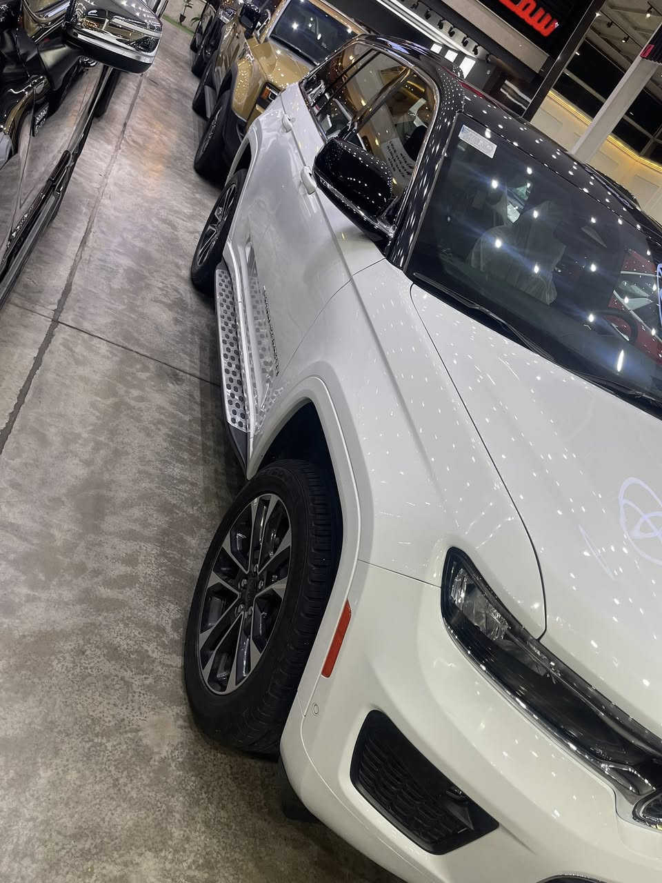 السلام عليكم
جيب أوفر لاند 2024  خليجي مكفوله من ضربه وصبغ 
ضمان لمدة ثلاث سنوات أو 60,000 كم
حجم المحرك V6 3.6L 
مااشيه 5000اخت زيرو
رقم بغداد  بسمي
داتا شوو
مفتاح التشغيل بصمة 
تشغيل عن بعد 
بانوراما
فتح الصندوق كهرباء 
 دفع رباعي 4WD
اريل نفكيتر 
رادار 
مانع تصادم
 تحديد المسار
نظام الرؤية الليلية
مستشعر نوم السائق مع نظام توقف آلي
أوتو بريك
حساسات أمامية
حساسات خلفية 
لايت زينون + LED 
كشافات 
بك لايت LED 
/ جكات 
ويل كب 20
4 دسك
حساسات ضغط الاطارات 
اشارة في المرايا الجانبية 
المرايا قابلة للطي كهرباء 
النقطة العمياء
كير ماوس 
هاند بريك كهرباء 
دشبول شاشة ديجيتال 
شاشة Apple Car play 
كاميرا دوارة 
4 كاميرات
ناره الداخلية LED 
مقود جلد حياكة  
شفتات مقود 
مثبت السرعة Cruise 
المودات والاوامر الصوتية 
شاحن هاتف Wireless 
مخرج منفذ الطاقة 
فحص نظام السيارة 
تتسع المقصورة ل 5 ركاب
المقاعد جلد 
المقاعد الامامية كهرباء 
تدفئة وتبريد المقاعد الأمامية  
ذاكرة وضعيات الجلوس للمقاعد الأمامية
مساج الكراسي الامامية
مثبت مقعد الأطفال ISOFIX 
تبريد شاشة مناخين منفصلين 
قطعتين تبريد 
نظام مانع الانزلاق  
حاملات الأكواب 
تطعيم الدواخل ألمنيوم 
وبعد بيها مواصفات  
العنوان/  بغداد 
☎️***********
