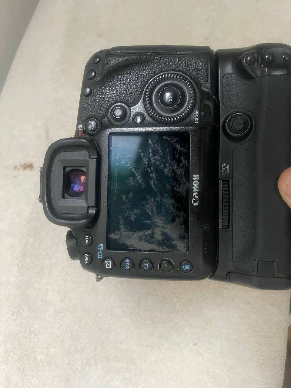 للبيع عملاق كانون Canon 5D Mark III مع عدسة الفئة الفاخرة 17-40mm L
الوصف:
لعشاق التصوير الاحترافي والعملي
اعرض لكم كامرتي الشخصية بكامل
نظافتها وأدائها الجبار. الطقم جاهز للعمل فوراً ومثالي لتصوير (المناسبات، الطبيعة، العقارات، أو الفيديو).
للاستفسار الاتصال على الرقم ***********
