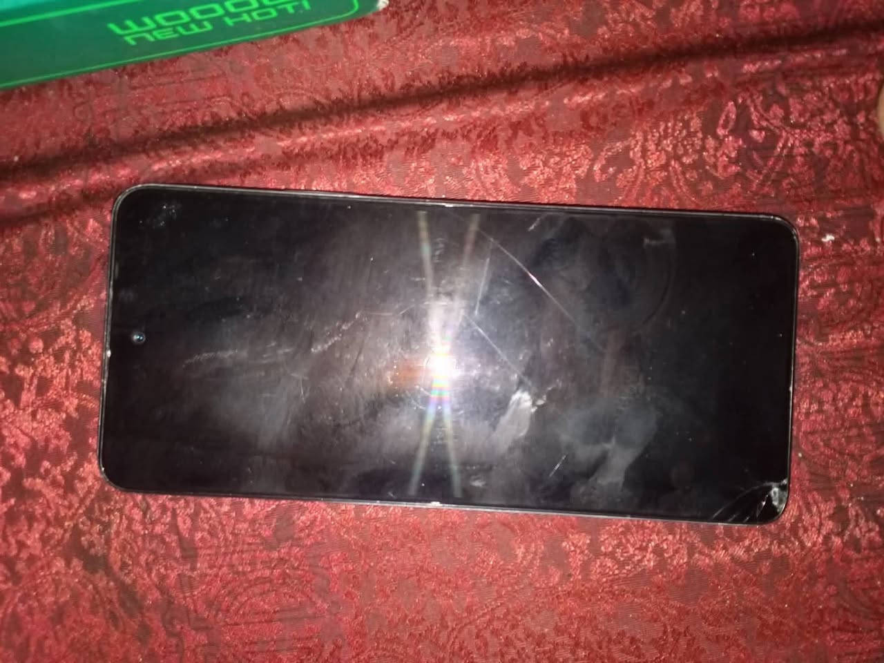 سلام عليكم موبايل انفنكس هوت50بي فطر بل شاشه وكامرة رادلها تبديل سعرة150الف  خاص 
الشاشة: شاشة كبيرة بحجم 6.78 إنش من نوع IPS LCD.
معدل التحديث: 120Hz، وهذا يعطيك سلاسة وسرعة استجابة ممتازة، خصوصاً في الألعاب وسرعة التنقل.
الدقة: FHD+ بدقة 1080 \times 2460 بكسل.
⚙️ الأداء والمعالج
المعالج: MediaTek Helio G100 (بدقة تصنيع 6 نانومتر). معالج جيد جداً للفئة الاقتصادية ويوفر أداء مستقر.
أداء الألعاب: يشغل ألعاب قوية مثل PUBG Mobile بسلاسة على إعدادات (Medium إلى High) ويعطيك فريمات مستقرة (توصل إلى 40 فريم بالراحة).
💾 الذاكرة والتخزين
الذاكرة الداخلية256 جيجابايت.
الرام (RAM):  8 جيجابايت 
 

🔋 البطارية والشحن
البطارية: سعة 5000 مللي أمبير ضخمة وتكفيك يوم كامل من الاستخدام المكثف والألعاب.
الشحن: يدعم الشحن السريع بقدرة 18 واط عن طريق منفذ Type-C.
⭐ مميزات إضافية:
يدعم تركيب شريحتين اتصال وكارت ميموري خارجي بنفس الوقت.
بصمة الإصبع مدمجة في زر الباور (جانبية) وسريعة الاستجابة.
يجي بنظام تشغيل أندرويد 14 مع واجهة انفنكس XOS 14.6


**إذا كنت صاحب هذا الإعلان وتريد حذفه لأي سبب، رجاءا أرسل رسالة إلى الدعم الفني**