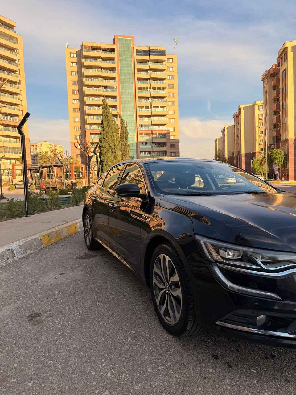 رينو تاليسمان 2018 
مكان سيارة دهوك
مواصفات السيارة فول 
- محرك 4 اسطوانات 16 turbo مرتبط ب ناقل حركة أوتوماتك 
-بصمة تشغيل وابواب ، فتحة سقف بنوراما
-شاشه لعرض الكيلو متر داتا شو - مقود كهربائي 
-هاندبريك كهربائي ، عداد الكتروني ديجيتال متغير
-اريل نفكيتر (GPS) ، اناره الداخليه للدشبول والابواب 5 الوان متغيره 
 - وسائد هوائية عدد 6 -نظام تحديد مسار الطريق  ، 
نظام auto hold نظام auto park -رادار جانبي 
 -مانع انزلاق المكابح - برنامج الثبات الاكتروني 
- تنبيه بصري للسرعة  - نظام تثبيت السرعة(كروز سرعه)
-نظام تحديد السرعة - نافذة خلفية مع خاصية ازالة الجليد 
-مصابيح اماميه زينون. -  مصابيح امامية  LED  
- تكييف اوتوماتيك امامي وخلفي  
- راديو ذو صوت ثلاثي الابعاد نظام توجيه معزز سستم سماعات BOSE
-  حساسات خلفية  واماميه وجانبيه
- قفل ابواب مركزي مع جهاز تحكم عن بعد للاقفال
-  نظام صوتيRadio+ MP3+ USB+ AUX+ Blueto
تفاصيل وتحكمات شاشة السياره
-شاشه حجم كبير -تحكم ب اناره الداخليه 
-تحكم ب تكييف السياره -تحكم ب اناره الداخليه لدشبول وابواب السياره -تحكم بسرعات تدليك المقاعد لاماميه
-تحكم ب وضعيات القياده  تفاصيل مقاعد السياره
 -مقاعد جلد ب  -مقاعد تدليك مساج 
-تحكم المقاعد كهرباء-تدفئه تكييف مقاعد اماميه
-تدفئه مقاعد خلفيه
 السيارة بدون صبغ 
للتواصل : 
***********
‪***********‬ سميل, دهوك
