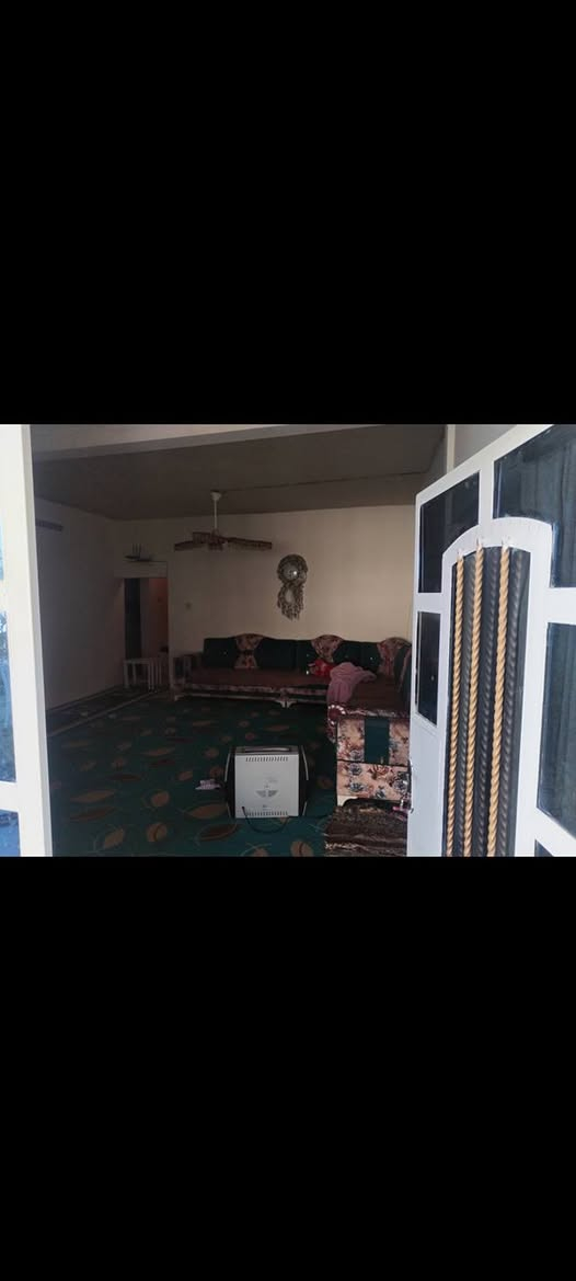 السلام عليكم الدار للبيع مساحة ٣٠٣ ركن موقع مميز طابو ٢٥ حق التصرف مستعجل على بيعتة السعر مناسب بلخير على الي يصير من نصيبة شايف خير المدائن الجعارة شارع معمل الغاز مقابل مطعم وحدائق البستان للاستفسار ***********
