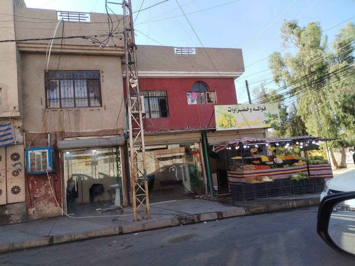 بيع مستعجل 
بيت للبيع في حي الهاتف بالقرب من سكة القطار 
مساحه 150 متر 
يتكون من بيت وشقه مفصولين وثلاث محلات مؤجرين 
يتكون البيت من غرفتين نوم وهول ومطبخ وصحيات 
والشقه تتكون من غرفتين نوم وهول ومطبخ وصحيات 
للاستفسار الاتصال على الارقام 
***********
***********
