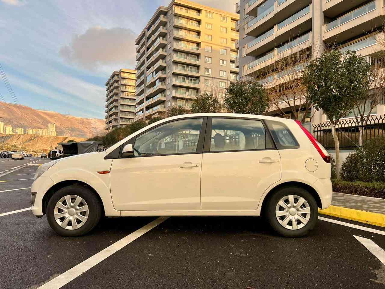 فیگۆ ٢٠١٤

سەیارەکە زۆر جوان و تازەیە
رەقەم و سەنەوی تازەیە تا ئاخیری ٢٠٢٦
دوو جام کارەبا
چوار تایە و ویلی لۆکی لە ژێرە
فلچەی جامی دواوەیە
گێر و مەکینە بە شەرت زۆر تازەیە
هەموو گیانی بە شەرت زۆر تازەیە سەیارەکە
تەحویل و خەرامە بە شەرت
سەیارەکە ماڵی دۆستە و زۆر پاکە و کەم مەسرەفە
سەیارەکە ٢ پارچە و یەک پەڵەی بچوکی بۆیاخە بێ ناو بێ ئێرباگ
هەتا بڵێ جوان و ماڵی دۆستە سەیارەکە

سعری ٨٣ وەرەقە و مەعامەلەیەکی برایانە

*********** السليمانية, العراق
