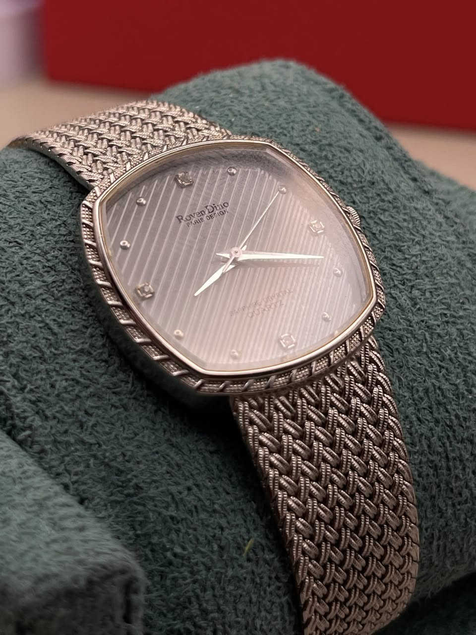 هذه الساعة هي تحفة فنية تجسد الأناقة الفرنسية الهادئة. ماركة Roven Dino (Paris Design) معروفة بتقديم تصاميم كلاسيكية تشبه الساعات الفاخرة جداً.
إليك الوصف المقترح لإعلانك على فيسبوك وإنستغرام:
✨ سحر الأناقة الباريسية بين يديك.. للبيع: Roven Dino Paris ✨
لكل من يبحث عن التميز والقطع التي تتحدث عن ذوق صاحبها دون ضجيج، نقدم لكم هذه الساعة الفريدة من دار الأزياء الفرنسي العريق Roven Dino.
💎 لماذا تقتني هذه الساعة؟
• التصميم: مينا رمادي سماوي مخطط بلمسة "Texture" فخمة، مع إطار (Case) منقوش بدقة متناهية تعكس الضوء بجمالية مبهرة.
• المتانة: مزودة بزجاج Sapphire Crystal المقاوم للخدش، لتبقى ساعتك بلمعتها الجديدة دائماً.
• الحالة: نظافة 100% (كأنها خارجة من الوكالة الآن).
• السوار: حزام معدني بتصميم "المشغول" (Mesh/Intrecciato) مريح جداً على المعصم ويعطي انطباعاً بالمجوهرات الراقية.
📐 المواصفات الفنية:
• المنشأ: تصميم فرنسي (Paris Design).
• المقاس: 30*30 ملم (مربع بلمسة كلاسيكية تناسب المعاصم الراقية).
• المحرك: Quartz دقيق جداً وعملي.
• الإضافات: فصوص ناعمة عند الساعات تعطي لمسة من الفخامة.

السعر : 120 ألف 
للحجز و الاستفسار دايركت


**إذا كنت صاحب هذا الإعلان وتريد حذفه لأي سبب، رجاءا أرسل رسالة إلى الدعم الفني**