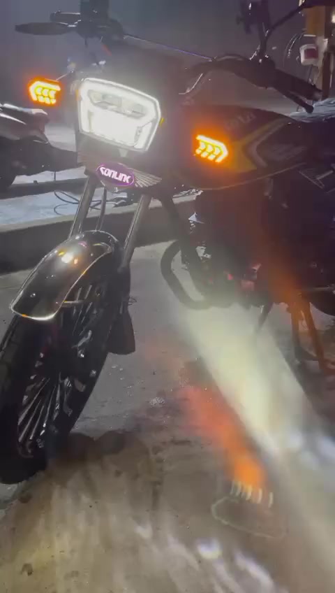 دراجه سافان موديل 2025 
قبل 6 أيام نزلت من الرمبه بعدهي زيرو 
تجي وتفحص بعينك وتشلع عيوني 
دبل بصمه 
دبل سويج 
محرج 200c
دراجه جديده وحق علي 
سعرها مليون و75 
رقم لاتصال /***********
مكاني بغداد زعفرانيه
