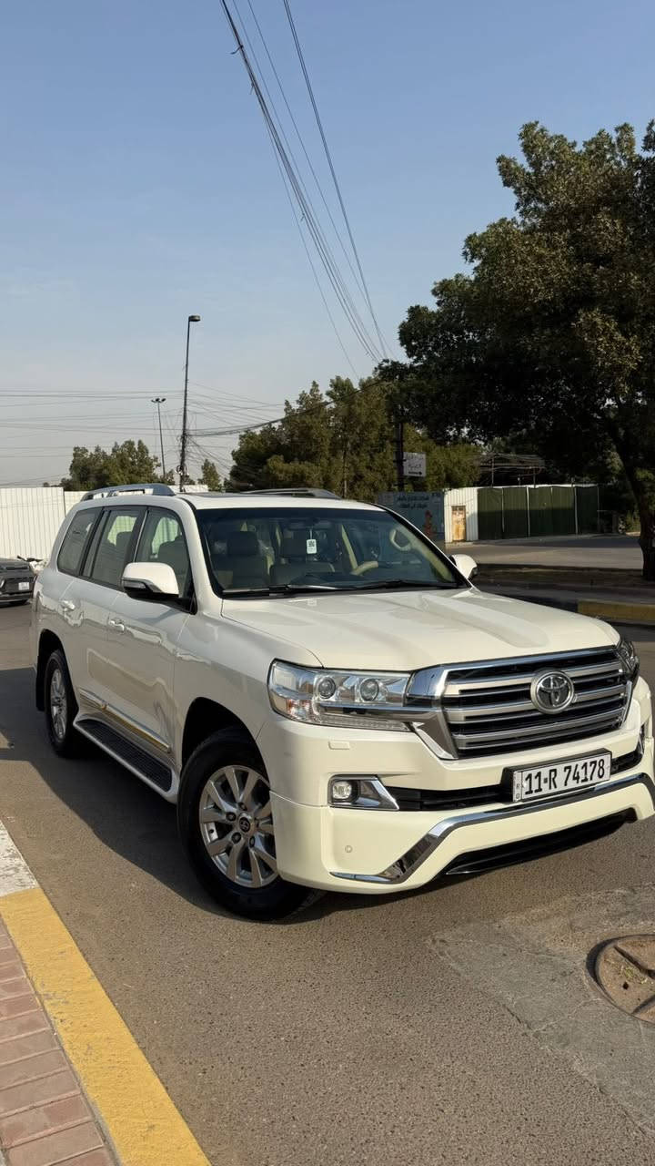 السلام عليكم
تويوتا لاند كروز GXR بريم اصليه 
موديل 2016  فول مواصفات 
مكفولة كفاله عامه عده بارد اصبعين بل جاملغ  
السياره بلاديه وجاهزه ومابيه نقص حبايه وحده  وجواه تخم تاير دلوب ياباني اصلي شركه 
ارضياته بلاديه والسياره بلاديه وجديده فوك متتخيل سياره مال بيت ومتطلع هواي من الزيرو على ايدينة  
السيارة ب اسمي وتحويل ثاني يوم 
عنوانه : بغداد شارع فلسطين 
***********
