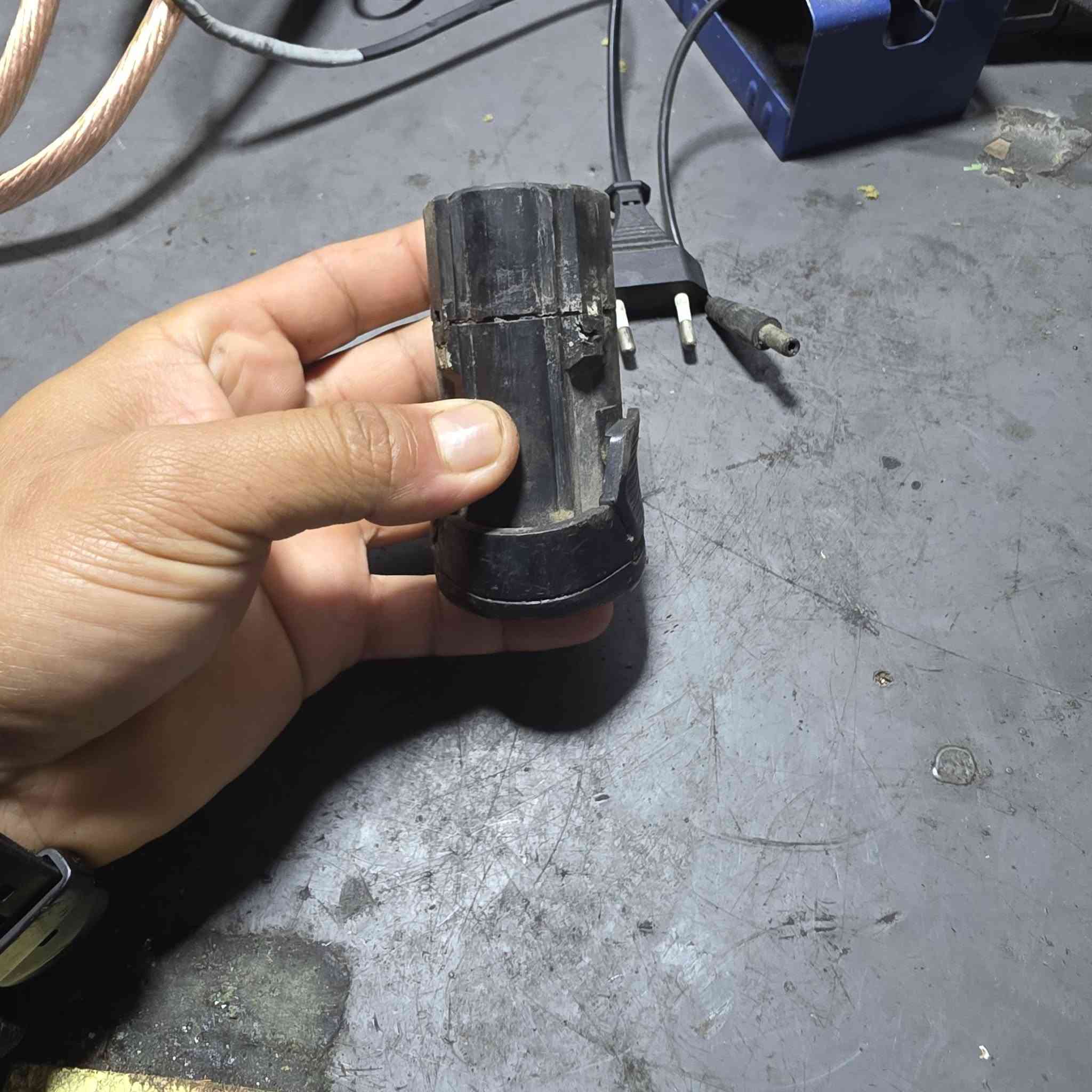 السلام عليكم من رخصه الادمن  اليون اجانه. هذا الادريل ١٢ فولت ١٥٠٠ملي امبير بي قاعده مال فحمات خالعه موضح بالصوره وتبديل خلايه  البطاريه 
ممكاني بغداد فلكه سلمان باك للاستفستر مراسله الصفحه  او مراسله الرقم واتس اب 
***********
