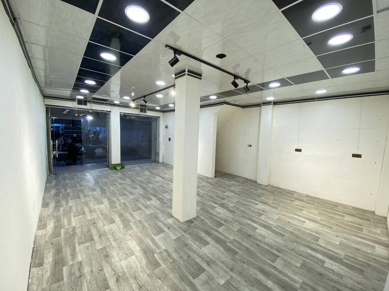 محل للإيجار وسط سوق سومر مقابل مول أبو حسين العفري، موقع حيوي ومميز. المحل يتكون من بانقتين بواجهة 5 ونص متر وعمق 10 متر، المساحة تقريباً 60 متر. يحتوي على مخزن صغير جوه الدرج، عدد جامخانة اثنين، باب دفتري عدد اثنين، ومبردات عدد اثنين. الأرضية جديدة مع سقوف ثانوية، متوفر خط وطني وخط مولدة. المحل جاهز من كل النواحي، بس تجيب بضاعتك وتشتغل مباشرة.

التواصل عن طريق الاتصال فقط:

***********

***********
