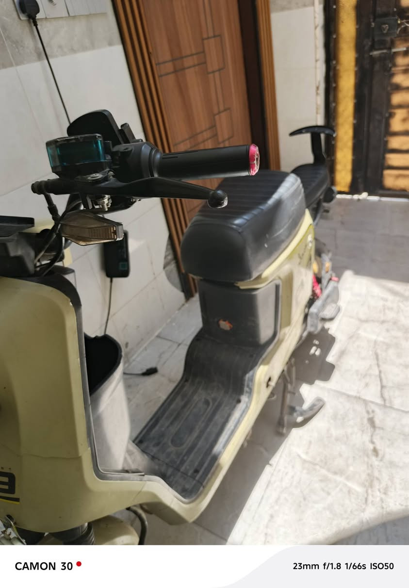 السلام عليكم الدراجه للبيع
السعر 350بيه مجال مستعجل على البيع 

ملف 2000 بطارية 33 كل شي شغال
هاذ رقم ***********
