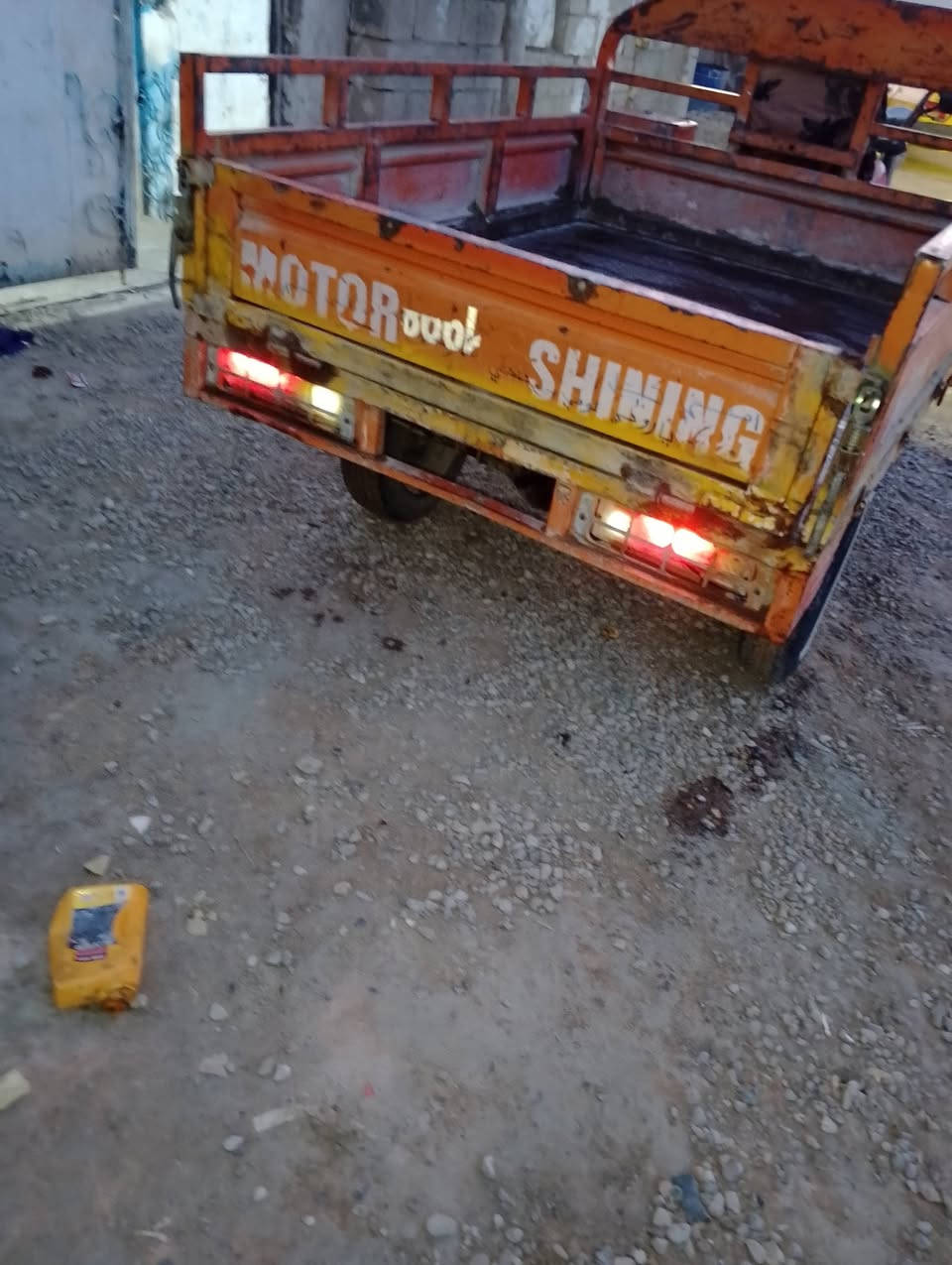 سلام عليكم ستوته البيع شأنك باب اول ستوته نضيفه كهربايات كله شقاله سدر جديد بدي جديد  اوراق موديل 20 سعره بواحد وربع ***********
