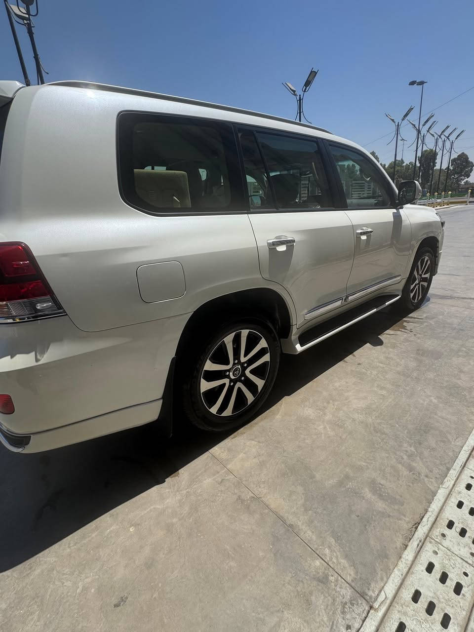 سلام عليكم لاندكروزر GXR 2019 للبيع
لاندكروز محرك 6V ماشيه 59 الف كيلو
السيارة خليجي مكفولة مواصفات الكراند تورزمو المعروفة 
سعر السياره 550$ وبيها مجال للشراية
للاستفسار ‭0774 502 3330‬

