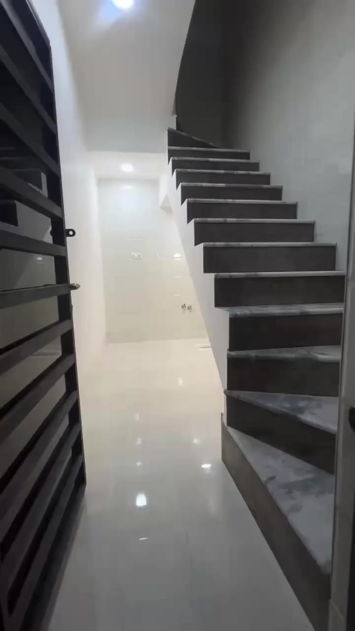 شقة ١٠٠ م طابق اول معزول للأيجار
متكونة من غرفتين نوم وصحيات ومطبخ صالة 

موقعها / الدورة نهاية شارع ٦٠ بل ١٢٠ 

ايجار / 550 الف

للأستفسار الاتصال ع الرقم : 

***********
