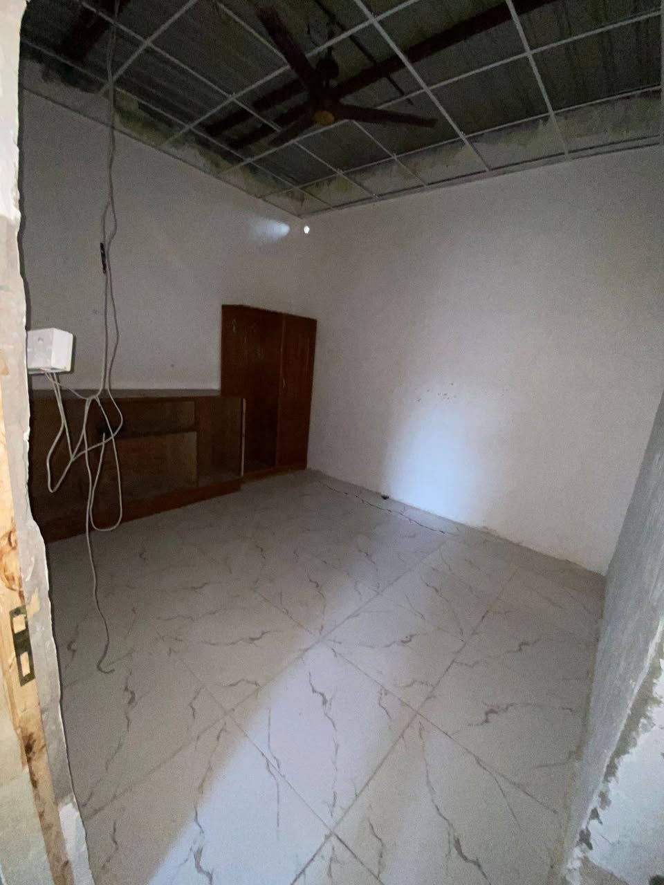 السلام عليكم بيت تجاوز بل جنينه قرب مستوصف الاسنان  بحي الانتصار مساحة البيت اكثر من 200بيت بي غرفتين وستقبال جبير وهول جبير ومخازن ثنين واحد داخل واحد بل طارمه ومطبخ وحمام خارجي وصحيات خارجيه وطامره جبيره كلش البيت جينكو كهرباء بي خط وطنيه  وخط ثاني كهرباء ماا تطفه مرات وعوزه  شوي ترتيبات السعر18 مليون وبي مجال لشراي التواصل بس واتساب***********
