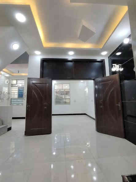 100 مربعه البيع بيه غرفتين خريطة كامله حوله كلش ويبعد البيت عن شارع العام 100 متر شرط  البيت على شارع المطار مقابيل ملحق القريه ماء وكهرباء واتبليط الحد باب بيت طابو زرعي سند 25 بناء طابوك جمهوري صب كونكريت سيراميك بورسلين صطح مطبك شتيكر وسعره جداا مناسب تفضل خاص وبيك خير ودلال أو اتصال على رقم تالي *********** أو تساب احجز بيتك
