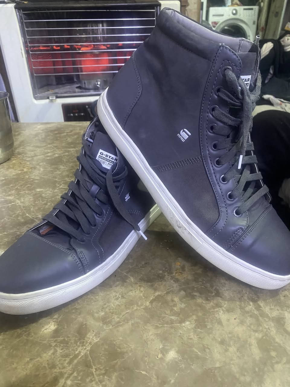 حذاء (جي ستار) باله نظيف جداً قياس (45) نوع الجلد شامو السعر 85 المكان البنوك لا يوجد توصيل  رقم الهاتف ***********
