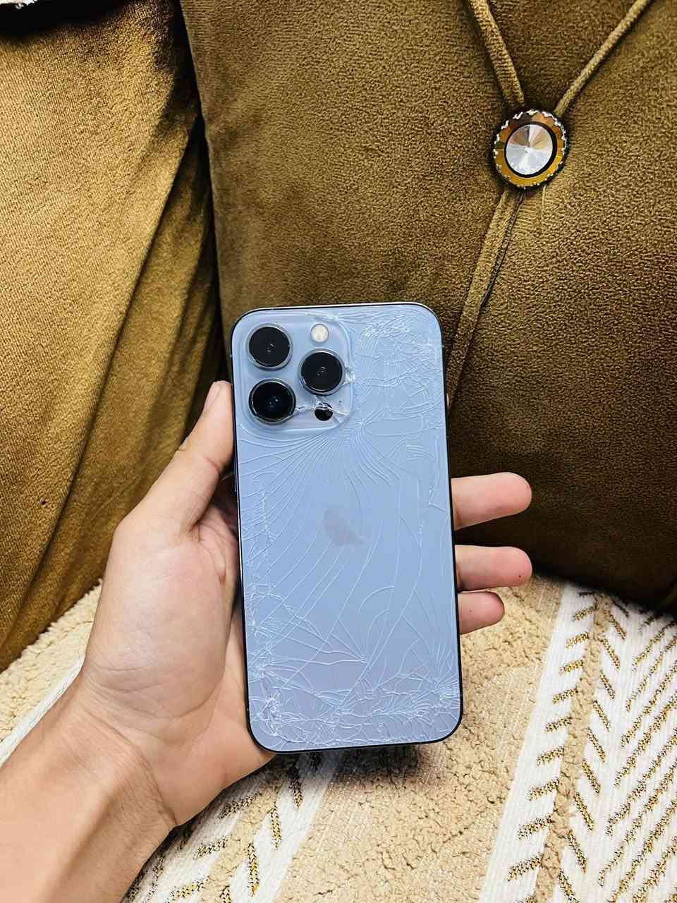 السلام عليكم  13Pro  ذاكره 256 للبيع برو فقط  الجهاز نضيف مبدل شاشه اصليه تفصيخ فقط والكامره الاماميه تشكل وغيره كله مكفول بطاريه86بلاديه مكانه بغداد شارع فلسطين *********** السعر300
