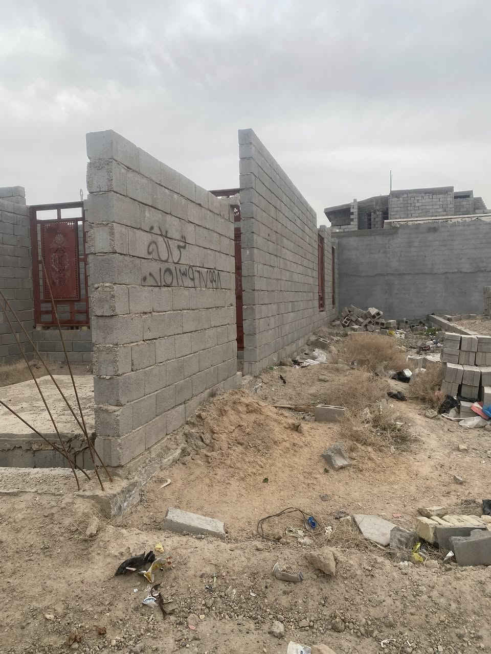 بيت البيع   قضاء الفلوجة  قرية المختار. قرب.    شارع عشرين هيكل.   غرفتين     ً صاله وربعة. 
وهول ومطبخ  صحيات  مع سياج
 بيت مسحاحتة 250. 
***********
